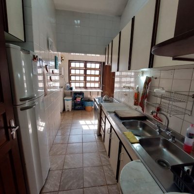 Casa Residencial com 233m², 7 quartos, 1 suíte, 2 garagens, no bairro Ponta Das Canas em Florianópolis