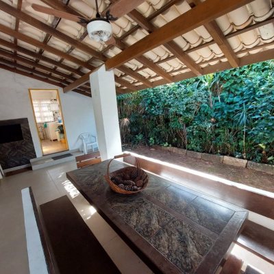 Casa Residencial com 233m², 7 quartos, 1 suíte, 2 garagens, no bairro Ponta Das Canas em Florianópolis