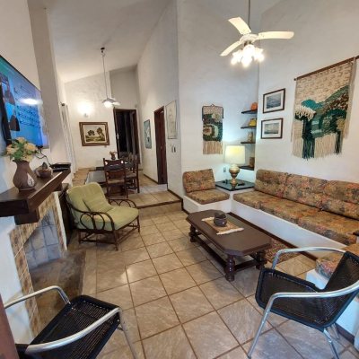 Casa Residencial com 233m², 7 quartos, 1 suíte, 2 garagens, no bairro Ponta Das Canas em Florianópolis