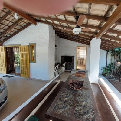 Casa Residencial com 233m², 7 quartos, 1 suíte, 2 garagens, no bairro Ponta Das Canas em Florianópolis