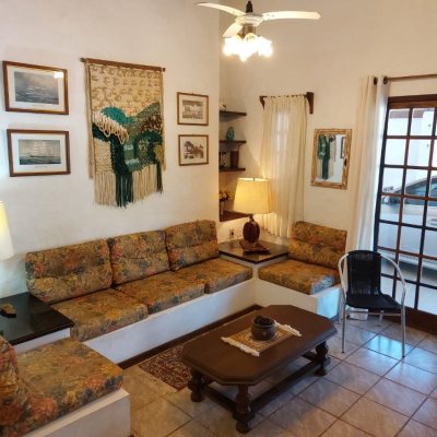 Casa Residencial com 233m², 7 quartos, 1 suíte, 2 garagens, no bairro Ponta Das Canas em Florianópolis