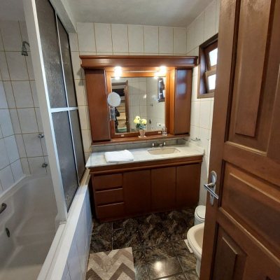 Casa Residencial com 233m², 7 quartos, 1 suíte, 2 garagens, no bairro Ponta Das Canas em Florianópolis