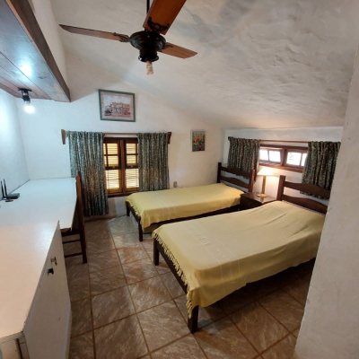 Casa Residencial com 233m², 7 quartos, 1 suíte, 2 garagens, no bairro Ponta Das Canas em Florianópolis