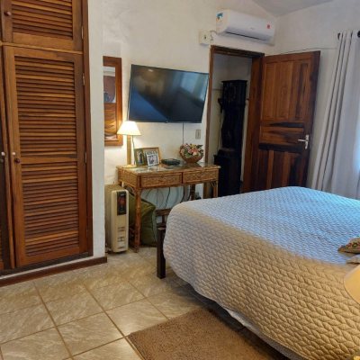 Casa Residencial com 233m², 7 quartos, 1 suíte, 2 garagens, no bairro Ponta Das Canas em Florianópolis