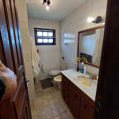 Casa Residencial com 233m², 7 quartos, 1 suíte, 2 garagens, no bairro Ponta Das Canas em Florianópolis