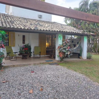 Casa Residencial com 233m², 7 quartos, 1 suíte, 2 garagens, no bairro Ponta Das Canas em Florianópolis