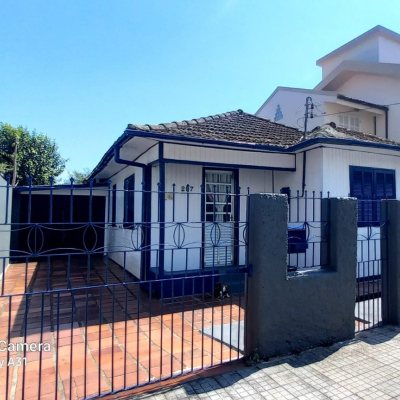 Casa Residencial com 214m², 4 quartos, 1 suíte, 3 garagens, no bairro Balneário em Florianópolis