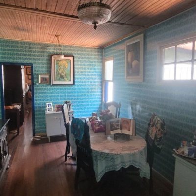 Casa Residencial com 214m², 4 quartos, 1 suíte, 3 garagens, no bairro Balneário em Florianópolis