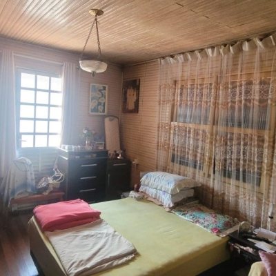 Casa Residencial com 214m², 4 quartos, 1 suíte, 3 garagens, no bairro Balneário em Florianópolis