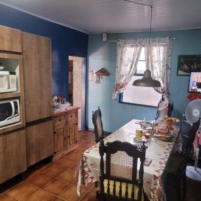 Casa Residencial com 214m², 4 quartos, 1 suíte, 3 garagens, no bairro Balneário em Florianópolis