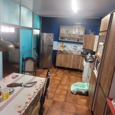 Casa Residencial com 214m², 4 quartos, 1 suíte, 3 garagens, no bairro Balneário em Florianópolis