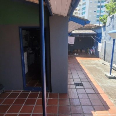 Casa Residencial com 214m², 4 quartos, 1 suíte, 3 garagens, no bairro Balneário em Florianópolis