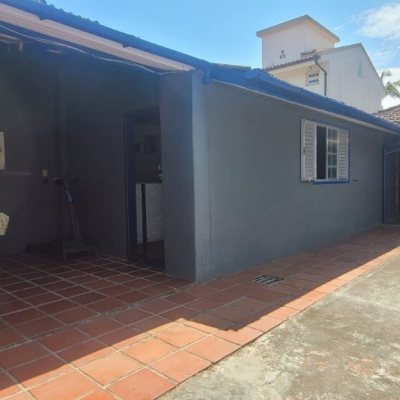 Casa Residencial com 214m², 4 quartos, 1 suíte, 3 garagens, no bairro Balneário em Florianópolis