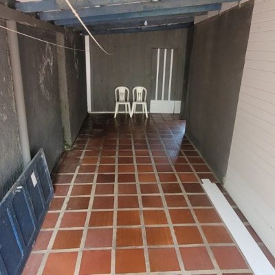 Casa Residencial com 214m², 4 quartos, 1 suíte, 3 garagens, no bairro Balneário em Florianópolis