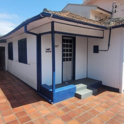 Casa Residencial com 214m², 4 quartos, 1 suíte, 3 garagens, no bairro Balneário em Florianópolis