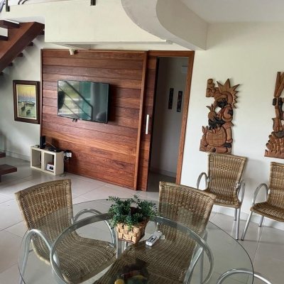 Casa Residencial com 433m², 10 quartos, 1 suíte, 7 garagens, no bairro Canasvieiras em Florianópolis