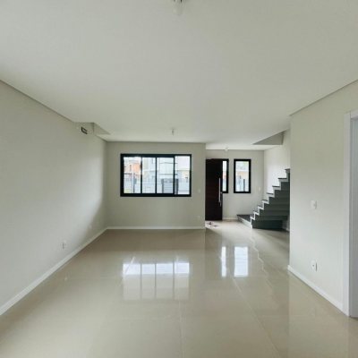 Casa Residencial com 142m², 3 quartos, 1 suíte, 2 garagens, no bairro Campeche II em Florianópolis