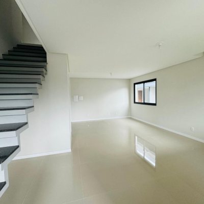 Casa Residencial com 142m², 3 quartos, 1 suíte, 2 garagens, no bairro Campeche II em Florianópolis