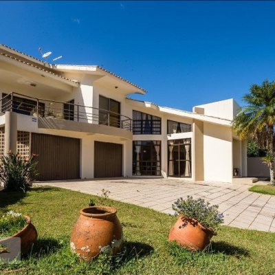 Casa Residencial com 323m², 5 quartos, 3 suítes, 2 garagens, no bairro Parque São Jorge em Florianópolis