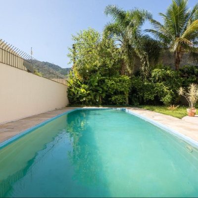 Casa Residencial com 323m², 5 quartos, 3 suítes, 2 garagens, no bairro Parque São Jorge em Florianópolis