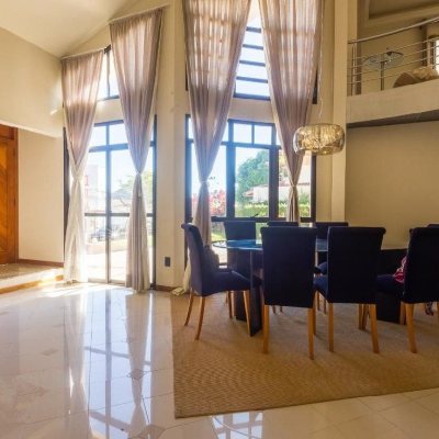 Casa Residencial com 323m², 5 quartos, 3 suítes, 2 garagens, no bairro Parque São Jorge em Florianópolis