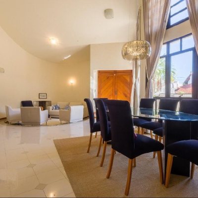 Casa Residencial com 323m², 5 quartos, 3 suítes, 2 garagens, no bairro Parque São Jorge em Florianópolis