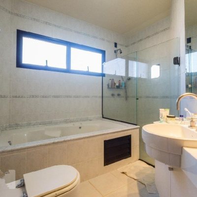 Casa Residencial com 323m², 5 quartos, 3 suítes, 2 garagens, no bairro Parque São Jorge em Florianópolis