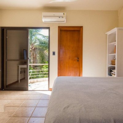 Casa Residencial com 323m², 5 quartos, 3 suítes, 2 garagens, no bairro Parque São Jorge em Florianópolis