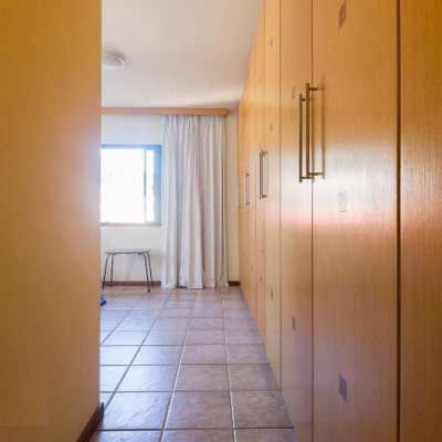 Casa Residencial com 323m², 5 quartos, 3 suítes, 2 garagens, no bairro Parque São Jorge em Florianópolis