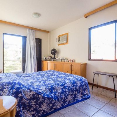 Casa Residencial com 323m², 5 quartos, 3 suítes, 2 garagens, no bairro Parque São Jorge em Florianópolis