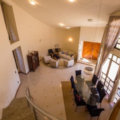 Casa Residencial com 323m², 5 quartos, 3 suítes, 2 garagens, no bairro Parque São Jorge em Florianópolis