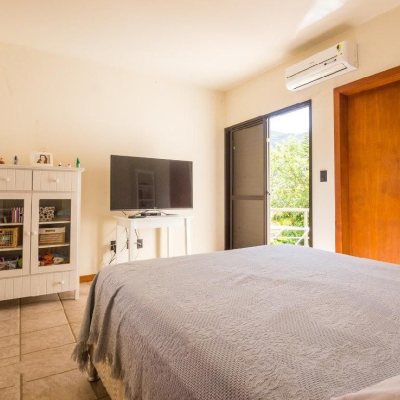 Casa Residencial com 323m², 5 quartos, 3 suítes, 2 garagens, no bairro Parque São Jorge em Florianópolis