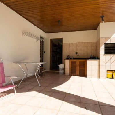 Casa Residencial com 323m², 5 quartos, 3 suítes, 2 garagens, no bairro Parque São Jorge em Florianópolis