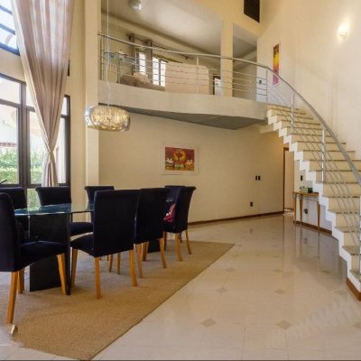 Casa Residencial com 323m², 5 quartos, 3 suítes, 2 garagens, no bairro Parque São Jorge em Florianópolis