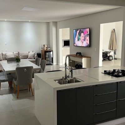 Casa Residencial com 200m², 3 quartos, 2 suítes, 6 garagens, no bairro Serraria em São José