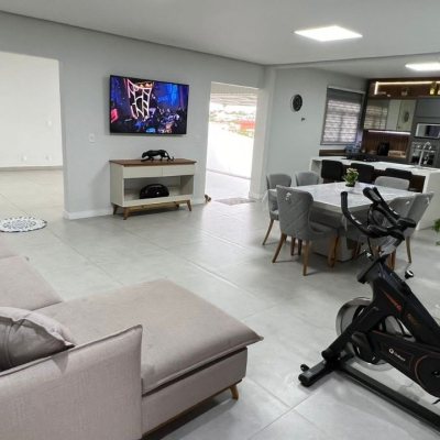 Casa Residencial com 200m², 3 quartos, 2 suítes, 6 garagens, no bairro Serraria em São José