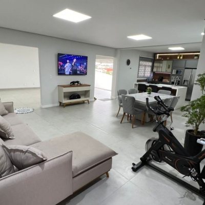 Casa Residencial com 200m², 3 quartos, 2 suítes, 6 garagens, no bairro Serraria em São José