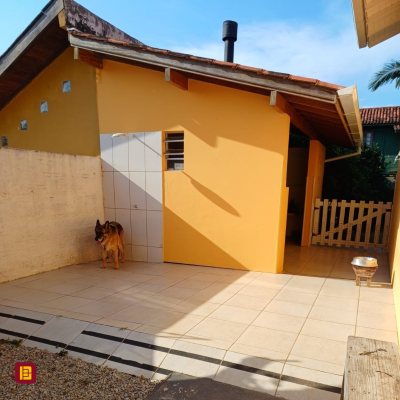 Casa Residencial com 151m², 2 quartos, 2 garagens, no bairro Campeche em Florianópolis