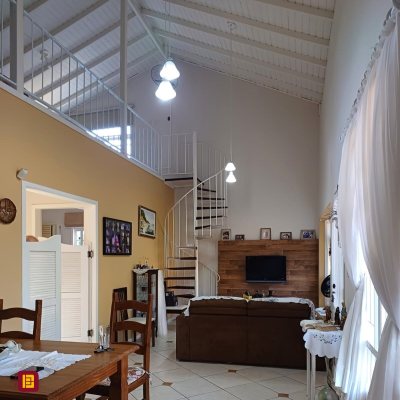 Casa Residencial com 151m², 2 quartos, 2 garagens, no bairro Campeche em Florianópolis