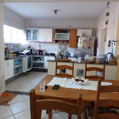 Casa Residencial com 151m², 2 quartos, 2 garagens, no bairro Campeche em Florianópolis