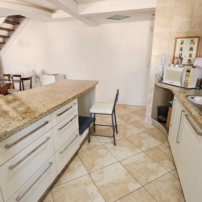 Cobertura com 182m², 3 quartos, 2 suítes, 2 garagens, no bairro Córrego Grande em Florianópolis