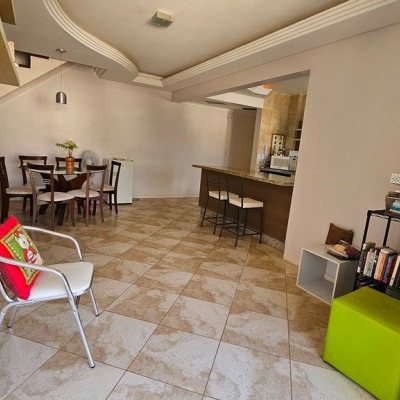 Cobertura com 182m², 3 quartos, 2 suítes, 2 garagens, no bairro Córrego Grande em Florianópolis