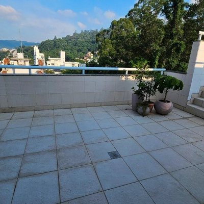 Cobertura com 182m², 3 quartos, 2 suítes, 2 garagens, no bairro Córrego Grande em Florianópolis