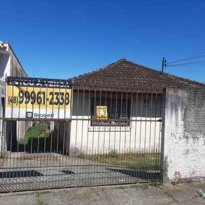 Casa Residencial com 77m², 3 quartos, 2 garagens, no bairro Barreiros em São José