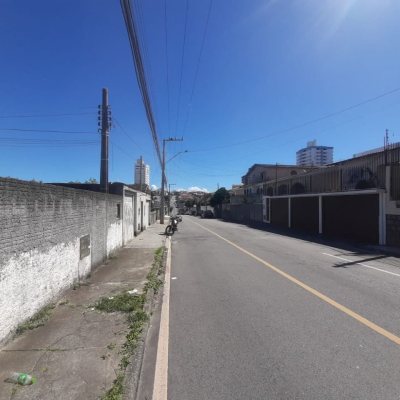 Casa Residencial com 77m², 3 quartos, 2 garagens, no bairro Barreiros em São José