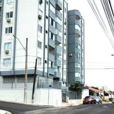 Casa Residencial com 77m², 3 quartos, 2 garagens, no bairro Barreiros em São José