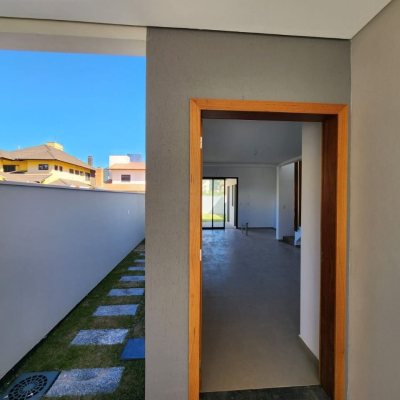 Casa Residencial com 135m², 3 quartos, 3 suítes, 2 garagens, no bairro Pântano Do Sul em Florianópolis