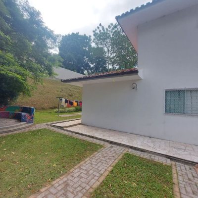 Predio com 352m², 11 garagens, no bairro Carvoeira em Florianópolis
