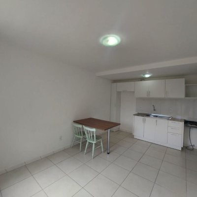 Predio com 352m², 11 garagens, no bairro Carvoeira em Florianópolis