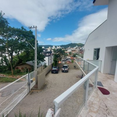 Predio com 352m², 11 garagens, no bairro Carvoeira em Florianópolis